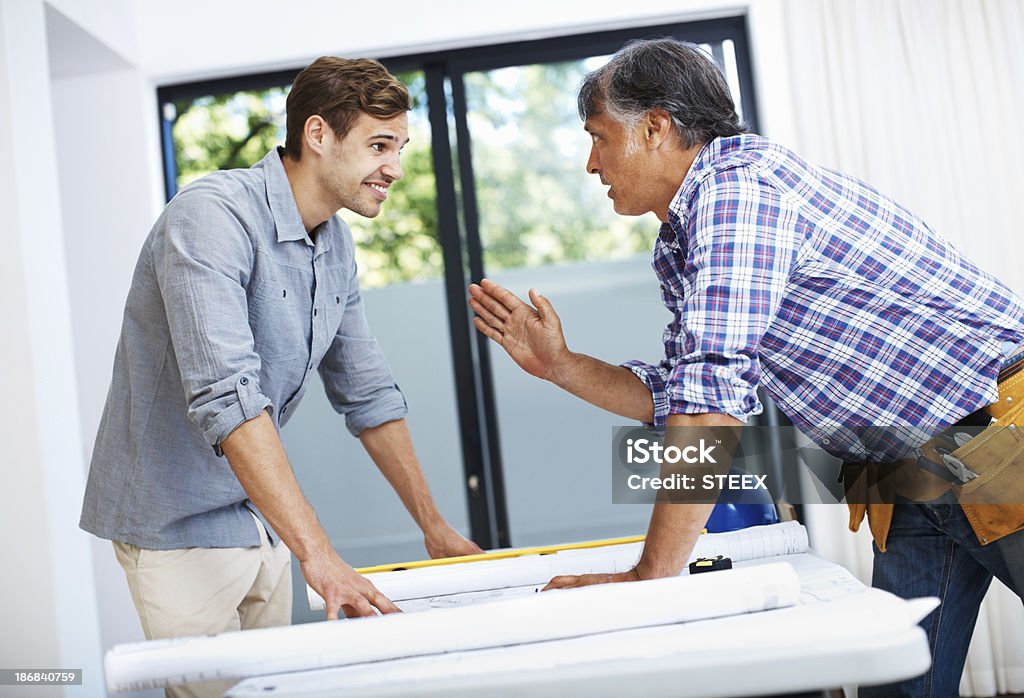 Uomo parlando con un imprenditore maturo - Foto stock royalty-free di Cliente
