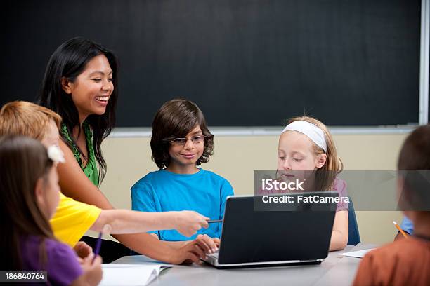 Scuola Elementare - Fotografie stock e altre immagini di Adulto - Adulto, Ambientazione interna, Aula