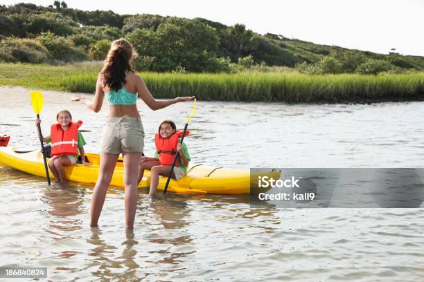 Photo libre de droit de Adolescent Avec Petites Filles Assis Sur Un Kayak banque d'images et plus d'images libres de droit de Animateur de colonie de vacances - Animateur de colonie de vacances, 16-17 ans, 8-9 ans