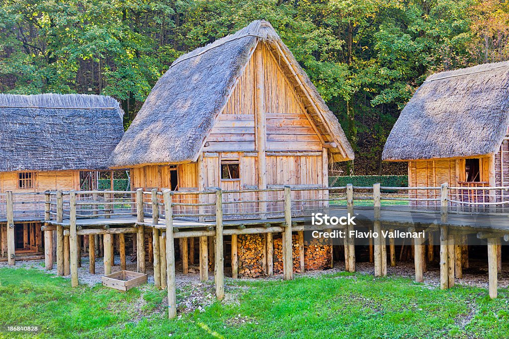 Pensar demasiado Village - Foto de stock de Cabaña libre de derechos