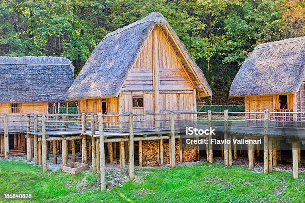 Pensar Demasiado Village Foto de stock y más banco de imágenes de Cabaña - Cabaña, Restaurar, Aire libre