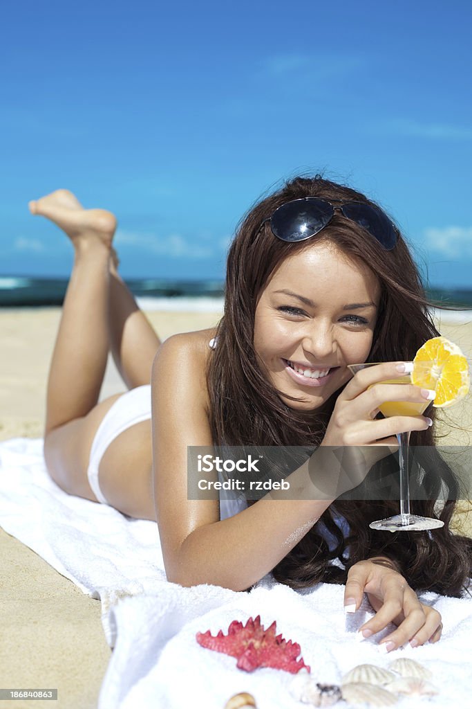 Belle femme buvant cocktail sur la plage - Photo de 18-19 ans libre de droits