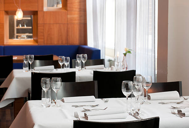 istock place setting in empty restaurant XXXL image 186840869