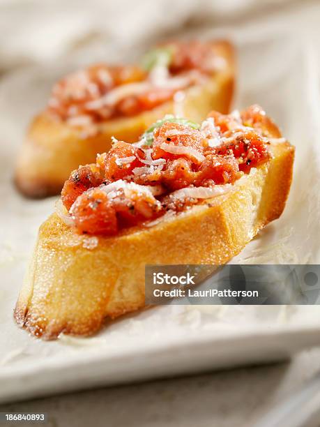 Bruschetta Foto de stock y más banco de imágenes de Aceite de oliva - Aceite de oliva, Aceite para cocinar, Ajo