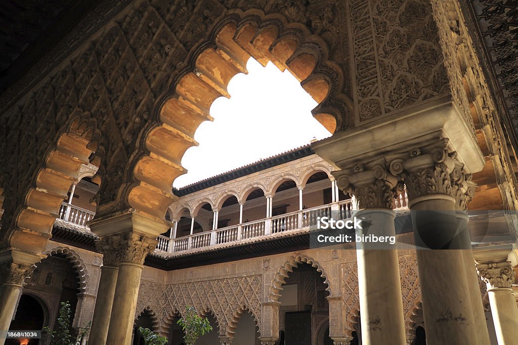 Siviglia (Siviglia). Il Royal Alcázar. Las di patio de Doncellas - Foto stock royalty-free di Alcázar - Siviglia