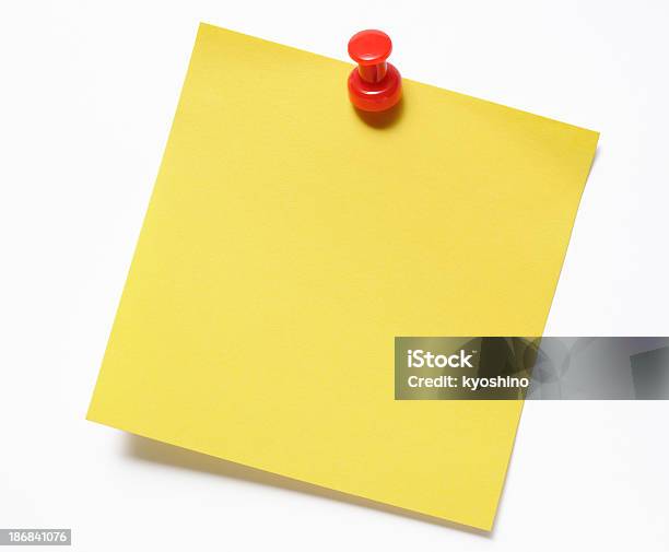 Isolato Colpo Di Vuoto Giallo Sticky Note Con Rosso Puntina Da Disegno - Fotografie stock e altre immagini di Puntina da disegno