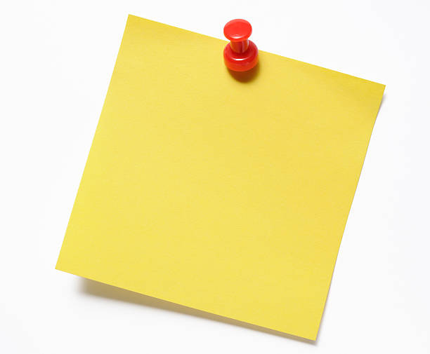 isolado filmagem de amarelo em branco nota autocolante com vermelho pionés - adhesive note thumbtack reminder paper imagens e fotografias de stock
