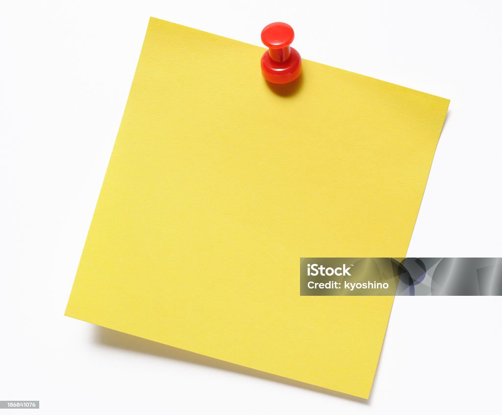 Isolated shot of пустой желтый наклейки с красный Чертёжная кнопка - Стоковые фото Чертёжная кнопка роялти-фри