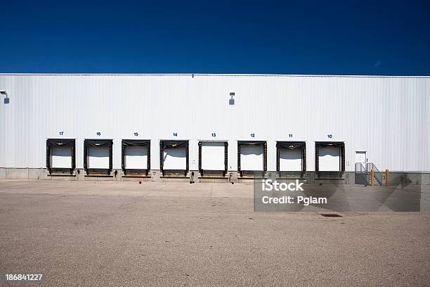 Almacén Muelle De Carga Foto de stock y más banco de imágenes de Almacén - Almacén, Almacén de distribución, Cargar