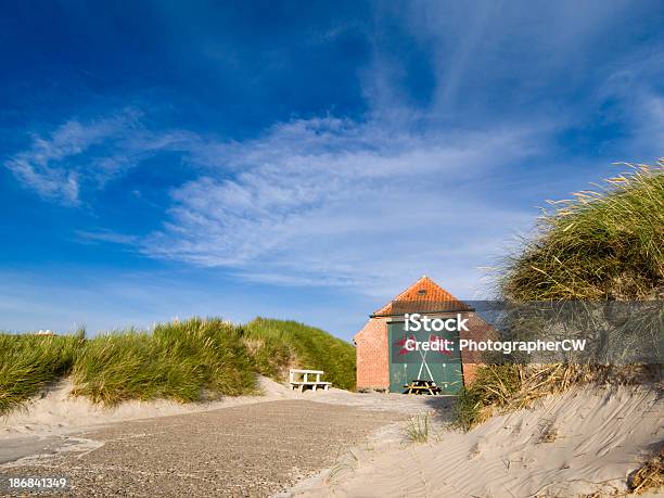 Estação De Salvavidas De Praia Lokken - Fotografias de stock e mais imagens de Ao Ar Livre - Ao Ar Livre, Areia, Azul