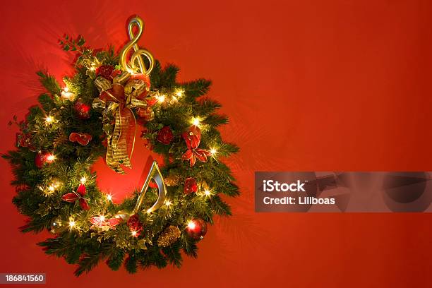 Wieniec Wyizolowane Na Czerwono - zdjęcia stockowe i więcej obrazów Boże Narodzenie - Boże Narodzenie, Muzyka, Oświetlenie bożonarodzeniowe