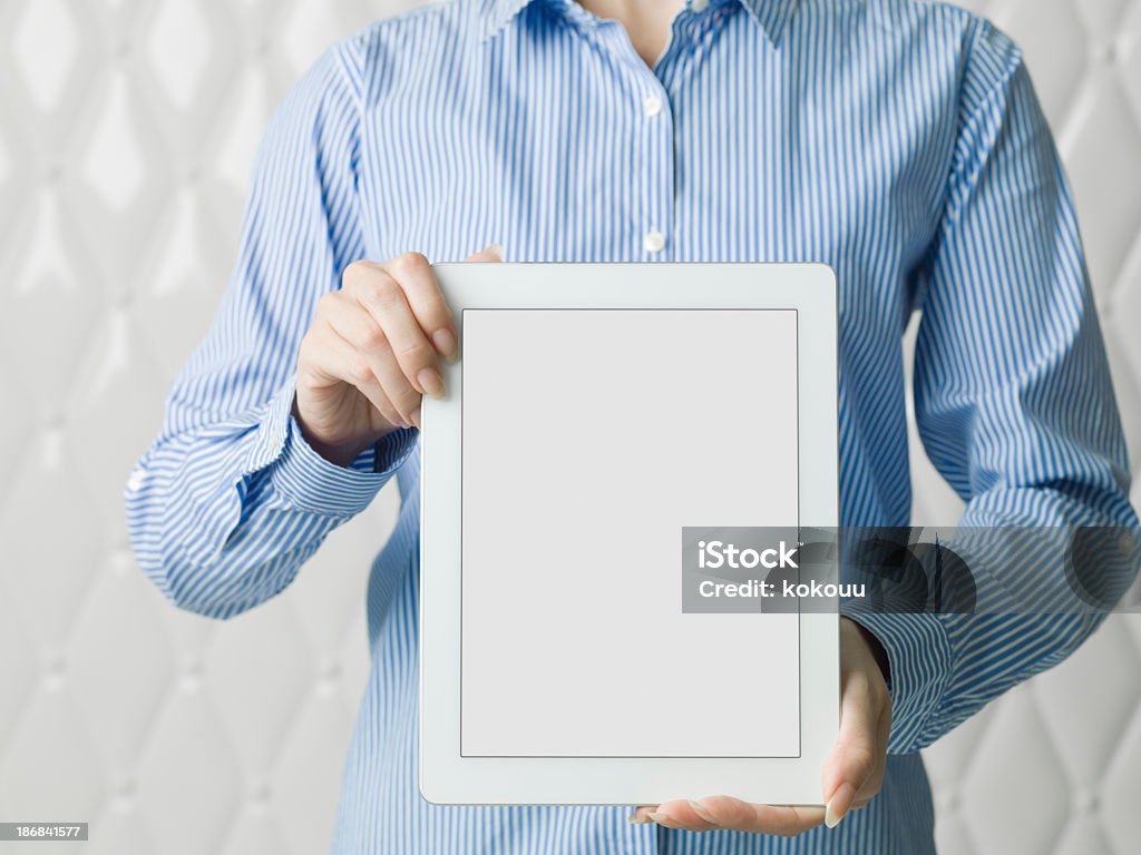 Женщина с Tablet PC - Стоковые фото Беспроводная технология роялти-фри