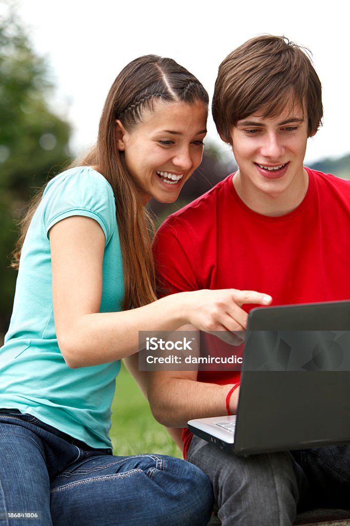 Jovens usando o computador portátil ao ar livre - Foto de stock de Adolescente royalty-free