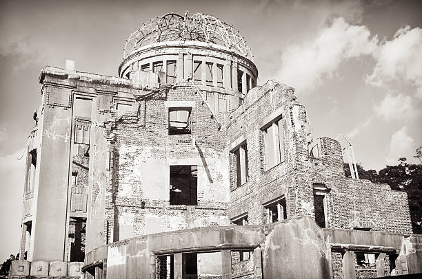 bomba atómica de hiroshima cúpula edifício, - building exterior obsolete abandoned damaged imagens e fotografias de stock