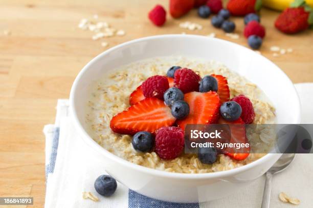 Gachas De Avena Sanos Foto de stock y más banco de imágenes de Harina de avena - Harina de avena, Frutas del bosque, Gachas de avena