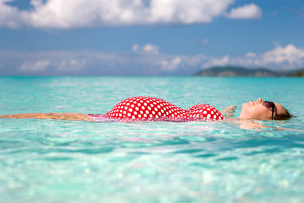 妊娠中の女性水に浮かぶは、カリブ海のビーチ - swimwear caribbean sea beach water ストックフォトと画像