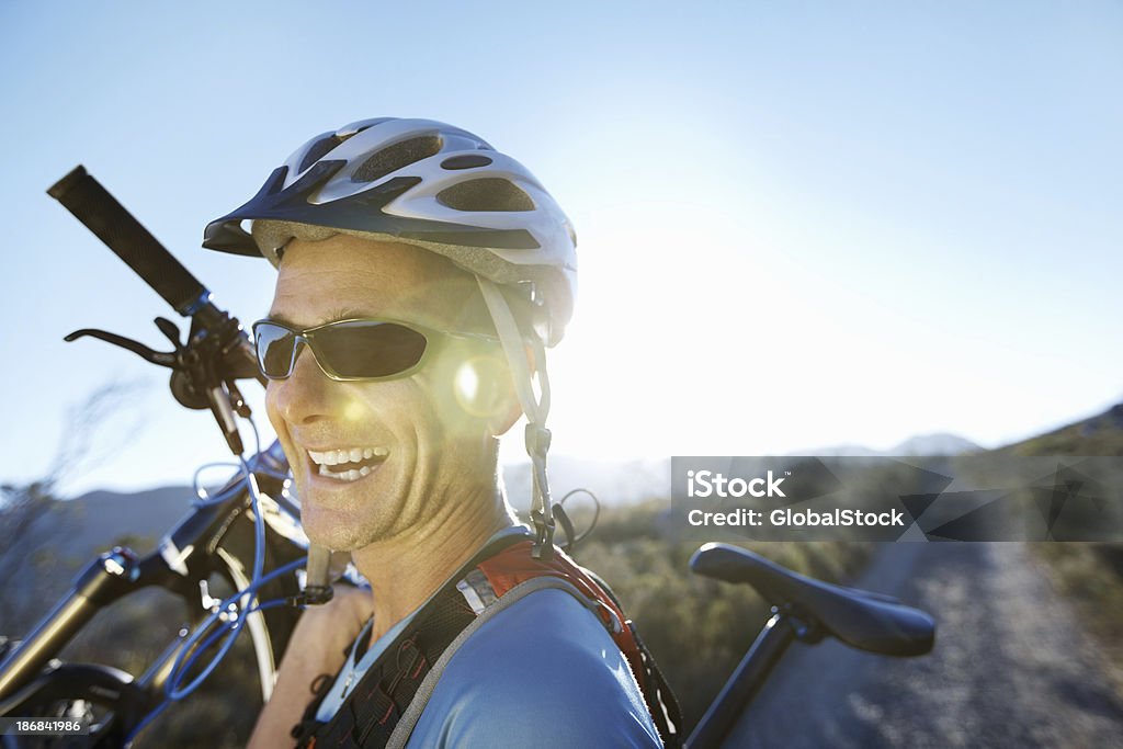 Homme porter VTT - Photo de Activité libre de droits