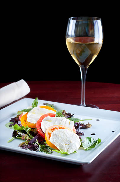 frische caprese-salat - caprese salad antipasto wine mozzarella stock-fotos und bilder