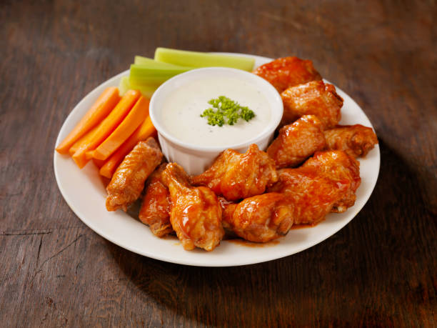 bandeja de asas de frango quente - chicken wing white meat unhealthy eating plate imagens e fotografias de stock