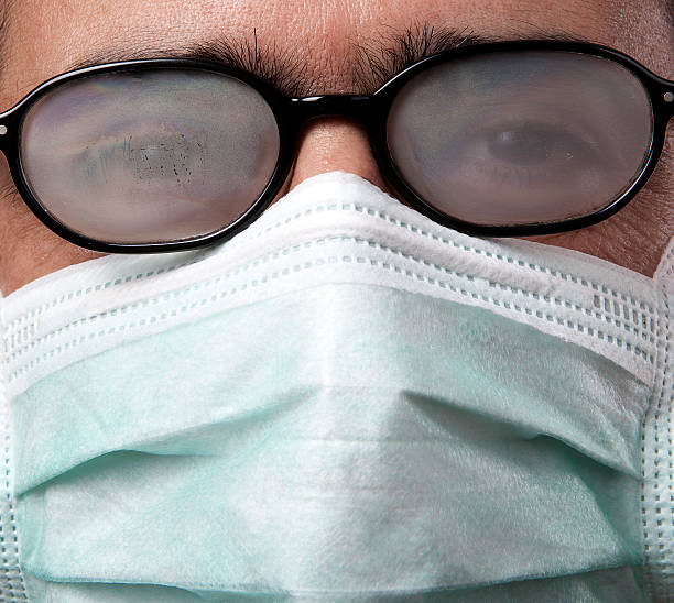 Hombre con gafas y máscara para la gripe - foto de stock