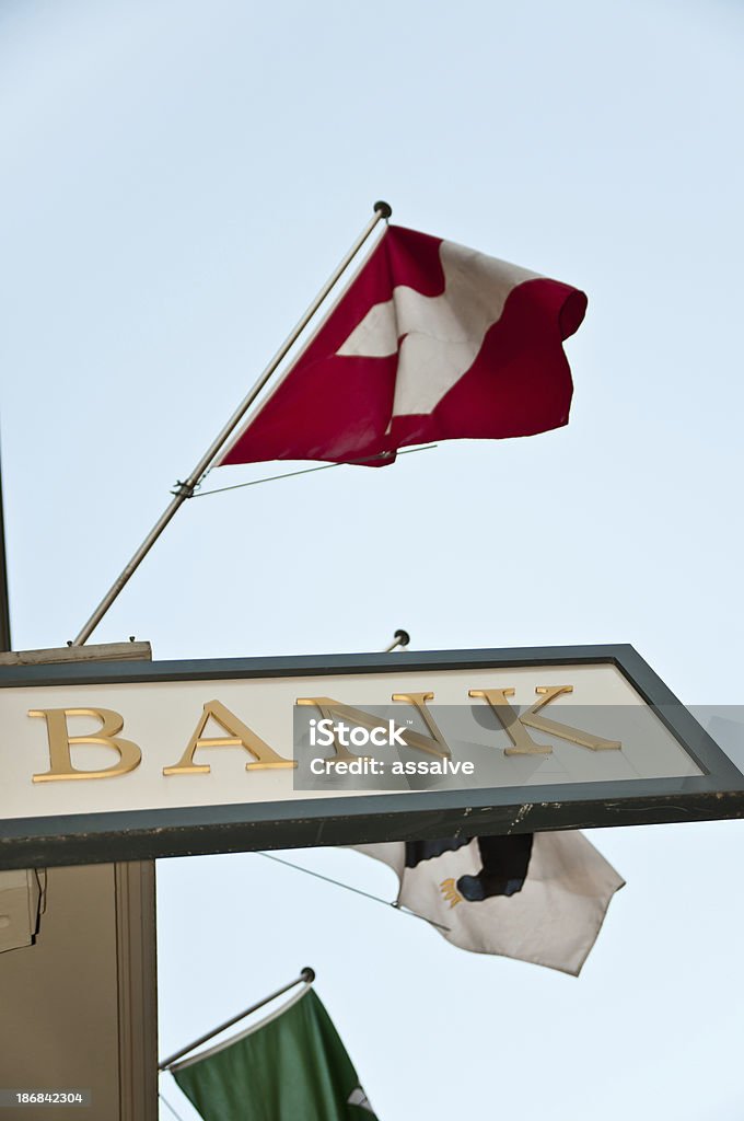 Enseigne de banque et Drapeau suisse - Photo de Monnaie suisse libre de droits