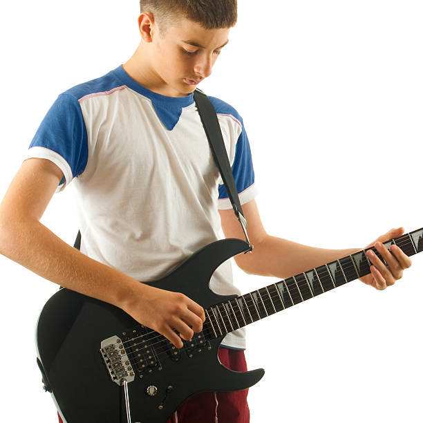 Petit garçon est jouant à la guitare - Photo