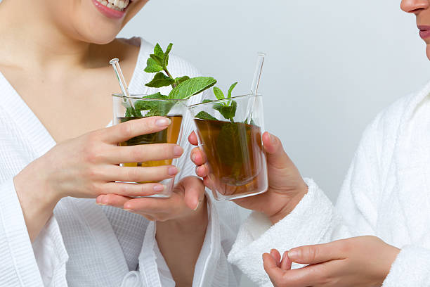 dwie kobiety picie herbaty - women scene58 healthy lifestyle people zdjęcia i obrazy z banku zdjęć