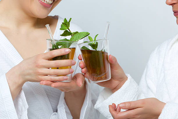 duas mulheres beber chá - women scene58 healthy lifestyle people imagens e fotografias de stock