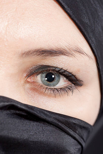 istock Blue Eyes: Beautiful women wearing a Hijab 186842974
