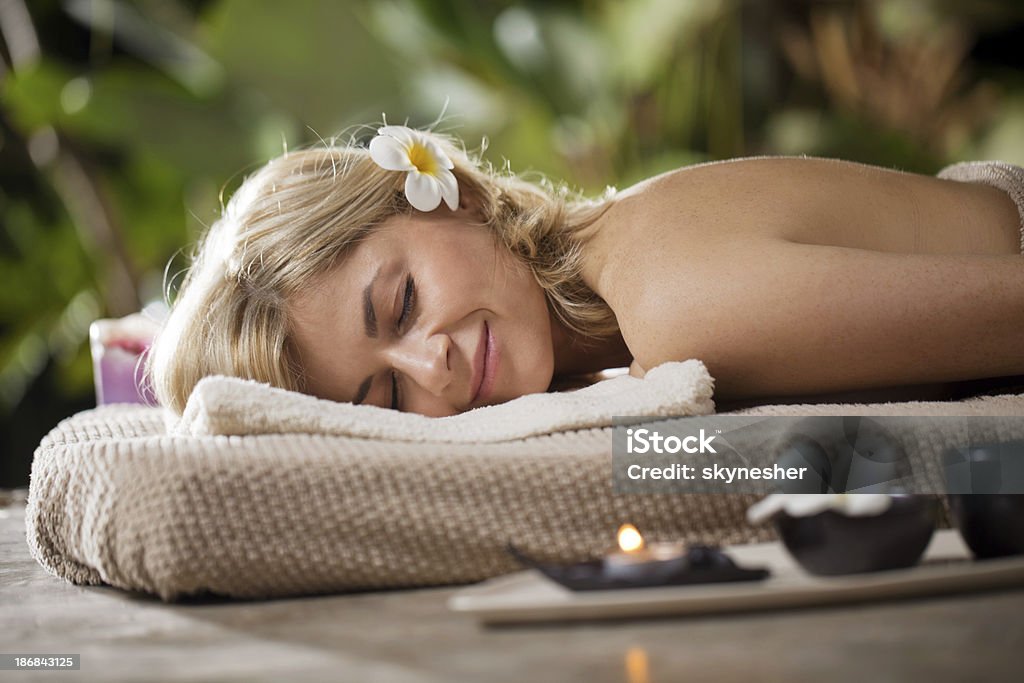 Giovane donna bionda sdraiata in lussuosa spa e relax sé - Foto stock royalty-free di A petto nudo