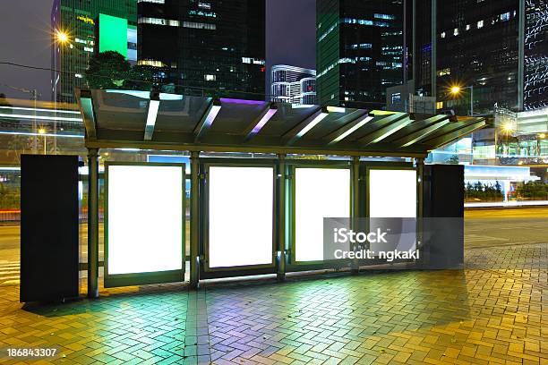 En Blanco Cartelera En Parada De Autobús Foto de stock y más banco de imágenes de Parada de autobús - Parada de autobús, Noche, Valla publicitaria