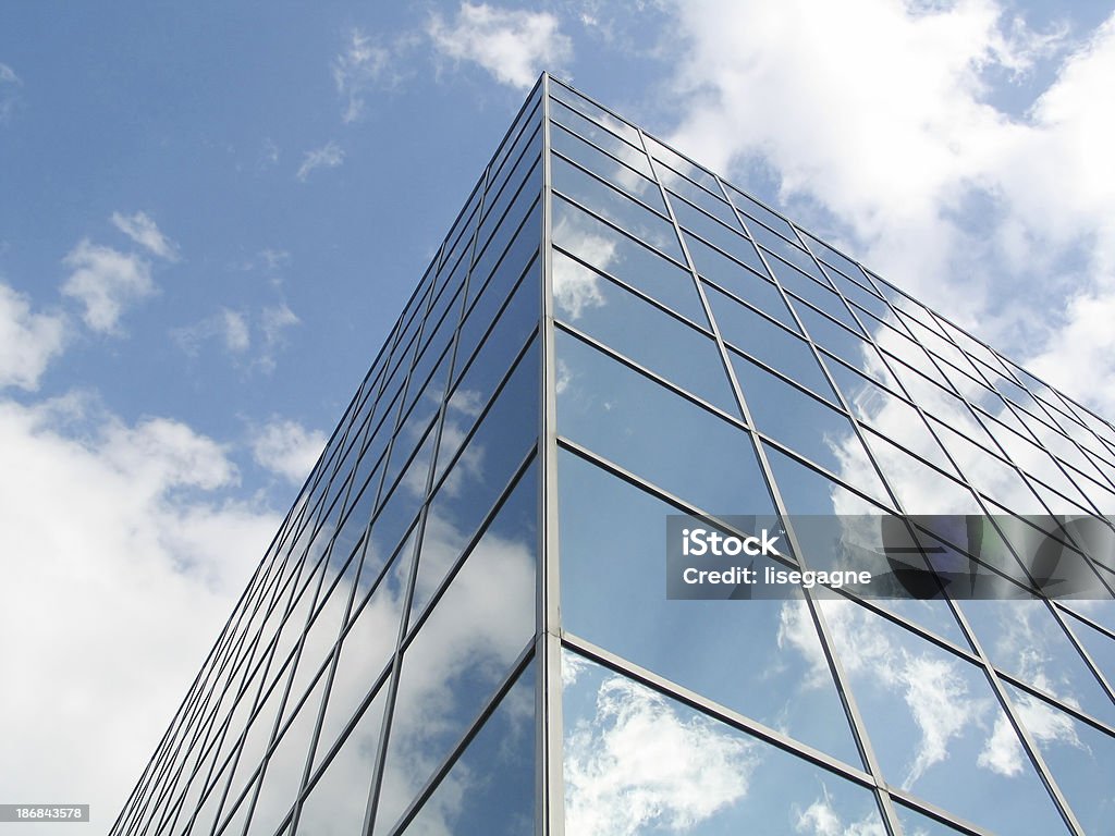 Specchio edificio di - Foto stock royalty-free di Affari