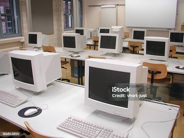 Foto de Computador Ensino Quarto 2 e mais fotos de stock de Cadeira - Cadeira, Computador, Cômodo de casa