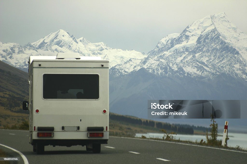 RV trailer sulla strada, Nuova Zelanda - Foto stock royalty-free di Nuovo