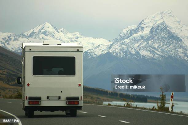 Rv Trailer Sulla Strada Nuova Zelanda - Fotografie stock e altre immagini di Nuovo - Nuovo, Automobile, Crociera