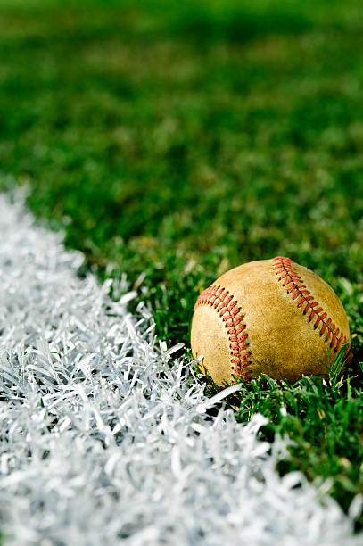 antigua, además de foul de béisbol - baseball diamond baseball baseline grass fotografías e imágenes de stock