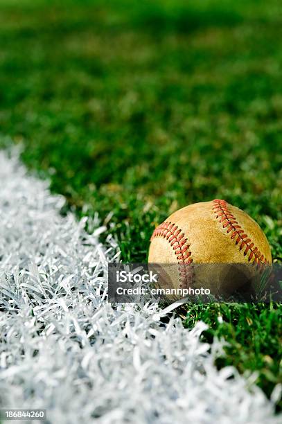 Старый Бейсбол Вдоль Задней Линии — стоковые фотографии и другие картинки Бейсбольное поле - Бейсбольное поле, Baseball Team, Outfield
