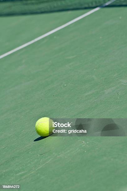 Tennis Ball Stockfoto und mehr Bilder von Einzelner Gegenstand - Einzelner Gegenstand, Fotografie, Netz