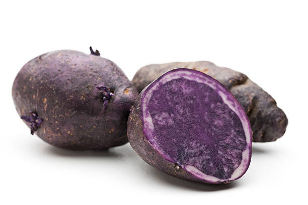 púrpura papas - patata peruana fotografías e imágenes de stock