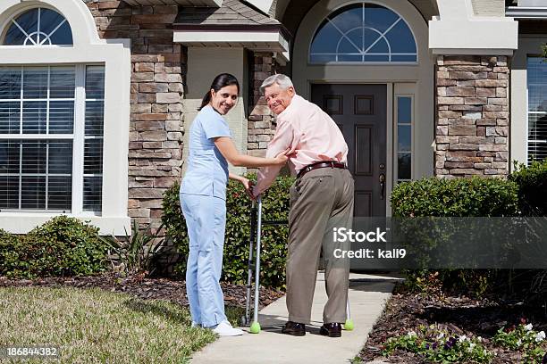 간호사 독서하는 노인 지원 Walker In Front Of House 노인에 대한 스톡 사진 및 기타 이미지 - 노인, 도착, 앞에서