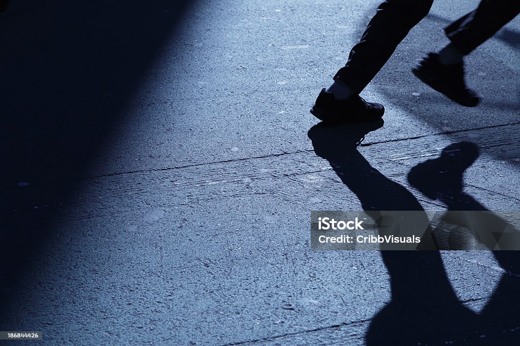 Lone homme courir à l'extérieur de nuit, Ombre bleue - Photo de Évasion libre de droits