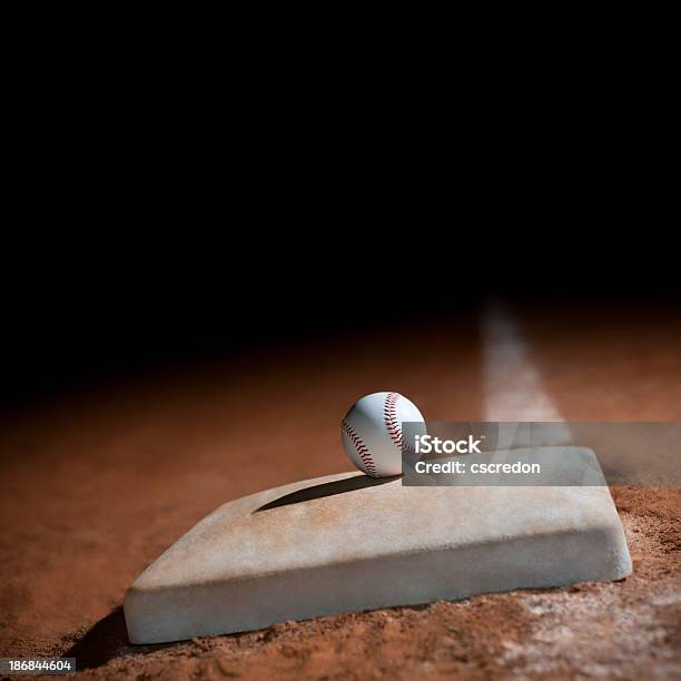 野球で 1 ベース - 野球場のストックフォトや画像を多数ご用意 - 野球場, 夜, 背景