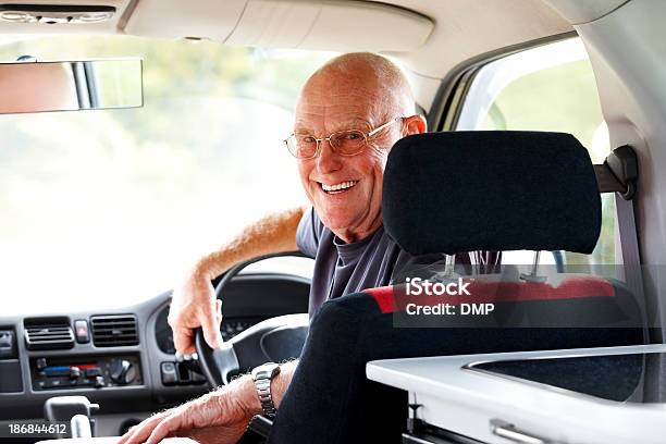 노인 남자 앉아 그릐 Campervan 루킹 행복함 60-64세에 대한 스톡 사진 및 기타 이미지 - 60-64세, 남자, 남자들만