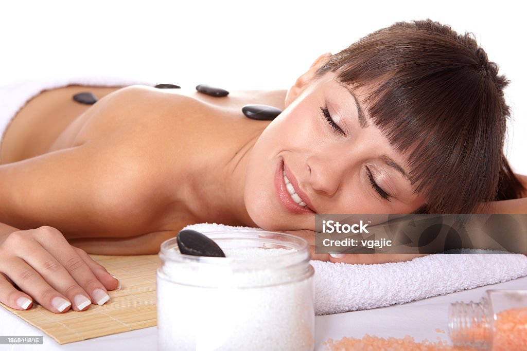 Mujer tratamiento de Spa - Foto de stock de Acostado boca abajo libre de derechos