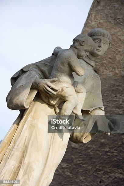 Scultura Della San Con Un Bambino - Fotografie stock e altre immagini di Ambientazione esterna - Ambientazione esterna, Ambientazione tranquilla, Amore