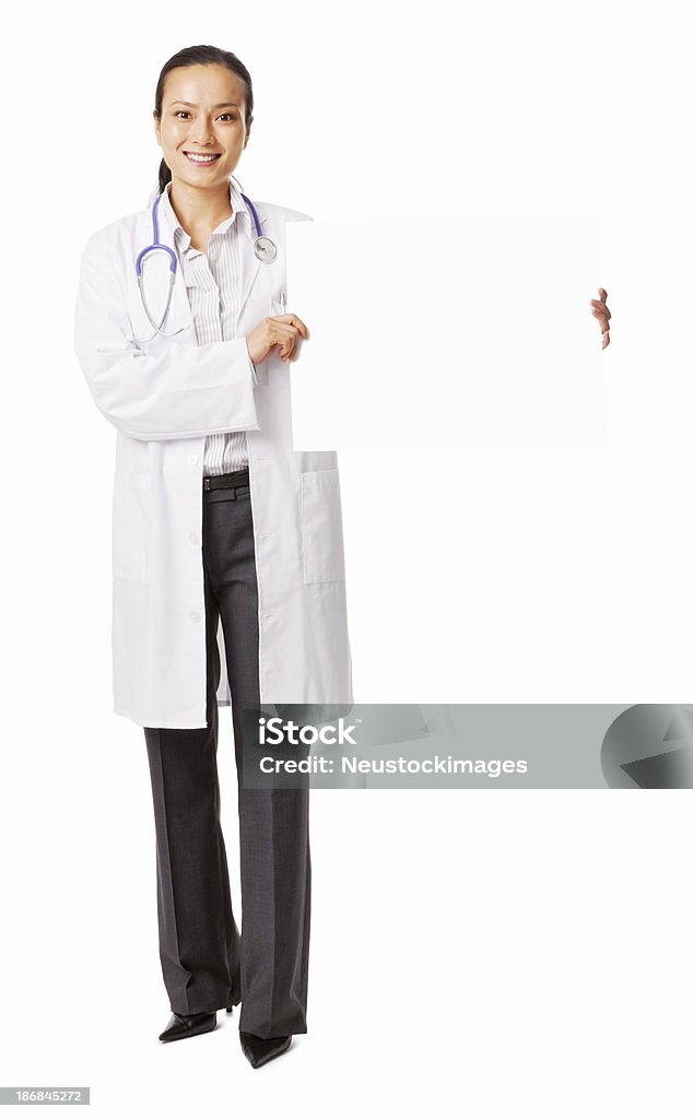 Médico feminino segurando em branco sinal isolado - Foto de stock de Corpo inteiro royalty-free