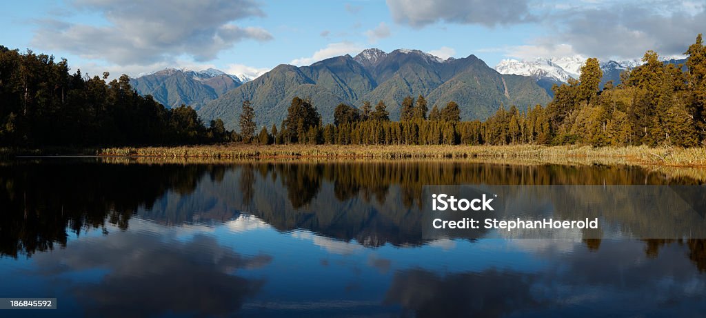 Panorama of Nowe Zealand Południowe Alpy, Mount Cook odzwierciedlające w Lake Matheson - Zbiór zdjęć royalty-free (Bez ludzi)