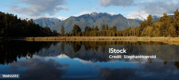 Panorama Of Nowe Zealand Południowe Alpy Mount Cook Odzwierciedlające W Lake Matheson - zdjęcia stockowe i więcej obrazów Bez ludzi