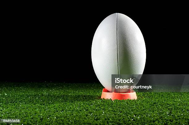 Photo libre de droit de Blanc Ballon De Rugby Sur Un Teeshirt Avec De Lherbe banque d'images et plus d'images libres de droit de Ballon de rugby