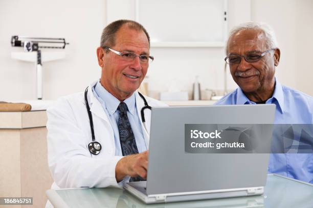 Negative Prüfungsergebnis Stockfoto und mehr Bilder von Afrikanischer Abstammung - Afrikanischer Abstammung, Allgemeinarztpraxis, Analysieren